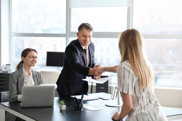 Personalchef Schüttelt Bewerber Nach Erfolgreichem Vorstellungsgespräch Die Hand — Stockfoto