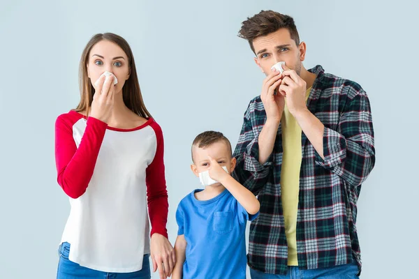 Famiglia Che Soffre Allergia Sfondo Chiaro — Foto Stock