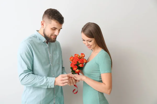 Junger Mann Legt Ring Seiner Verlobten Nach Heiratsantrag Auf Hellen — Stockfoto