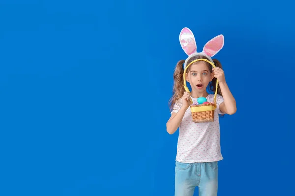 Verrast Meisje Met Paaseieren Konijnenoren Kleur Achtergrond — Stockfoto