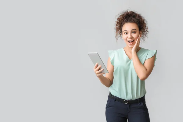 Surprised African American Businesswoman Tablet Computer Grey Background — Stock Photo, Image