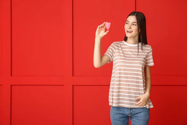 Jonge Vrouw Met Menstruatiecup Kleur Achtergrond — Stockfoto