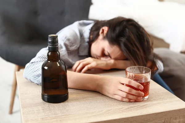 Mujer Bebiendo Coñac Casa Concepto Alcoholismo — Foto de Stock