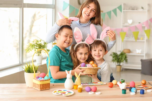 Petits Enfants Avec Leur Mère Peignant Des Œufs Pâques Maison — Photo