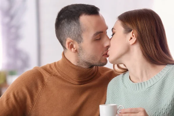 Glückliches Junges Paar Bei Romantischem Date Café — Stockfoto