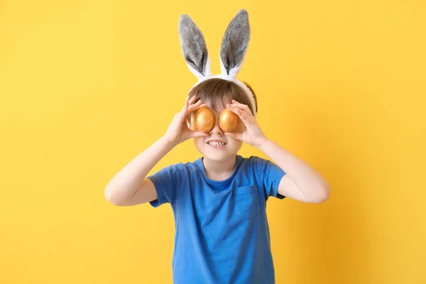 Kleine Jongen Met Paaseieren Konijnenoren Kleur Achtergrond — Stockfoto