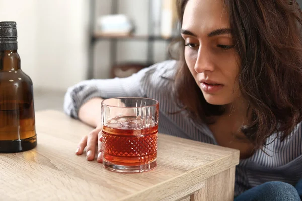 Evde konyak içen bir kadın. Alkolizm kavramı