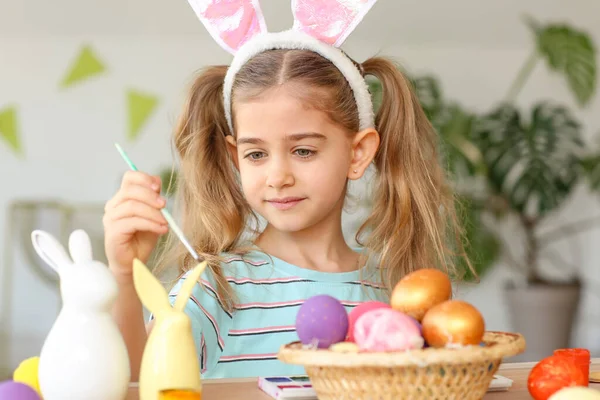 küçük kız evde yumurta boyama