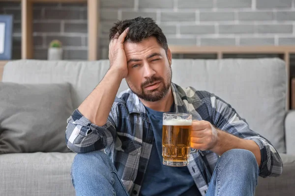 Uomo Che Beve Birra Casa Concetto Alcolismo — Foto Stock
