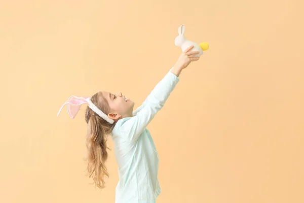 Kleines Mädchen Mit Osterhasen Auf Farbigem Hintergrund — Stockfoto