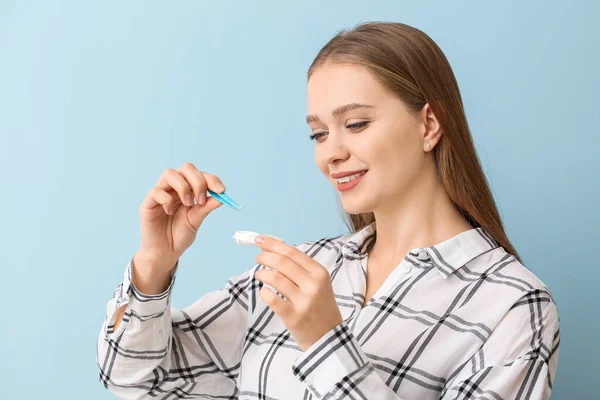 Junge Frau Mit Kontaktlinsenhülle Und Pinzette Auf Grauem Hintergrund — Stockfoto