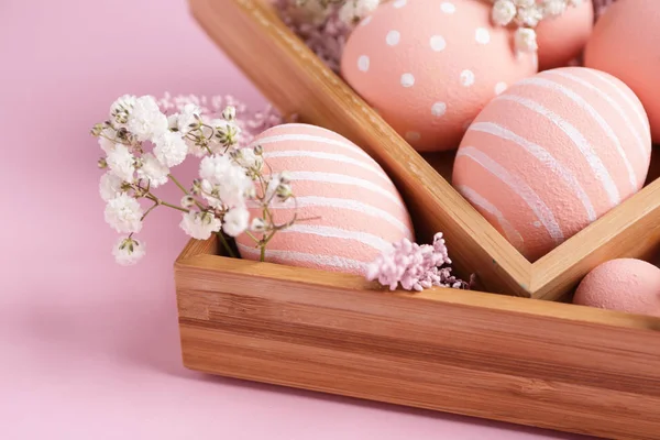 Boîtes Avec Beaux Œufs Pâques Des Fleurs Sur Fond Couleur — Photo