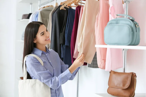 Jeune Femme Choisir Des Vêtements Dans Magasin Moderne — Photo