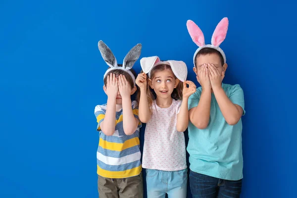 Renkli Arka Planda Tavşan Kulaklı Küçük Çocuklar — Stok fotoğraf