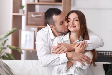 mutlu çift evde portresi