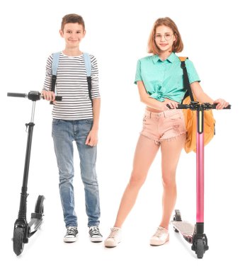 Beyaz arka planda scooterları olan aktif gençler.