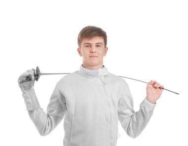 Beyaz arka planda genç erkek eskrimci