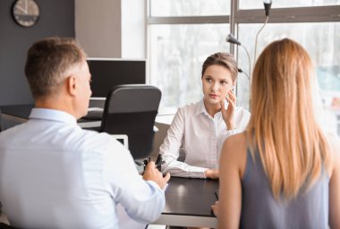 İnsan kaynakları mülakat kadın ofiste komisyon