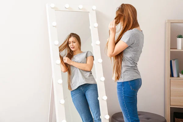 Mujer Joven Disgustado Cerca Del Espejo Casa — Foto de Stock