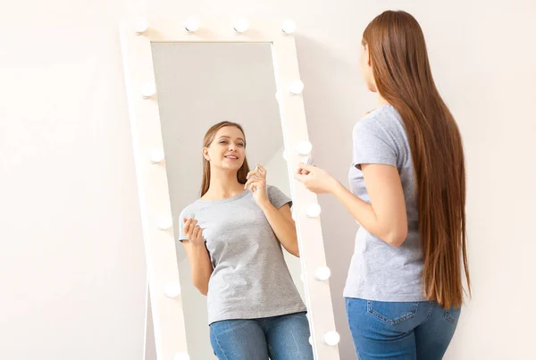 Mulher Bonita Aplicando Perfume Frente Espelho Casa — Fotografia de Stock