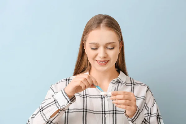 Junge Frau Mit Kontaktlinsenhülle Und Pinzette Auf Grauem Hintergrund — Stockfoto