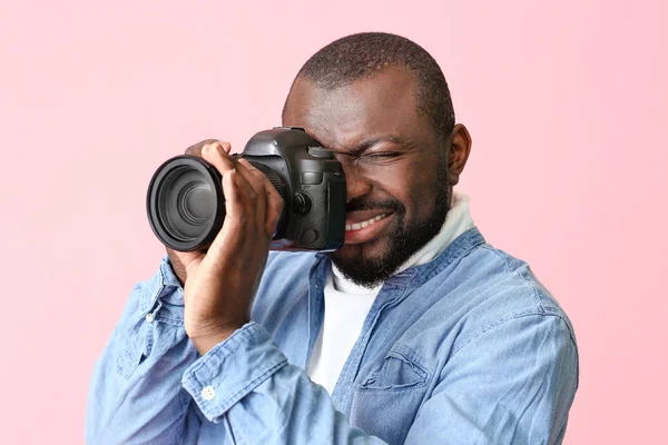 African American Photographer Color Background — Stock Photo, Image