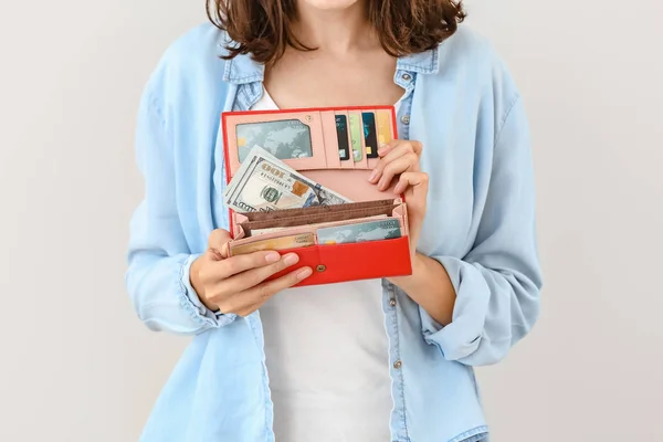 Mujer Joven Con Billetera Sobre Fondo Claro — Foto de Stock
