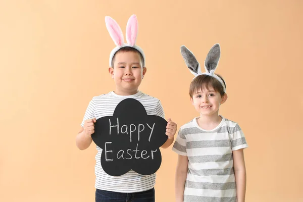 Meninos Segurando Quadro Com Texto Happy Easter Fundo Cor — Fotografia de Stock