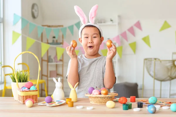 Piccolo Ragazzo Asiatico Con Uova Pasqua Dipinte Casa — Foto Stock