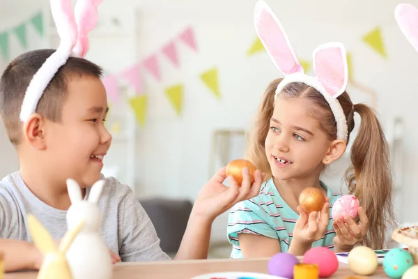 Küçük Çocuklar Evde Paskalya Yumurtaları Boyama — Stok fotoğraf