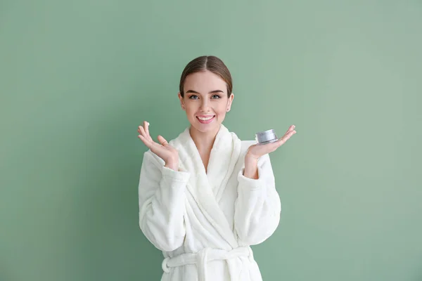 Bella Giovane Donna Con Vaso Crema Sfondo Colore — Foto Stock