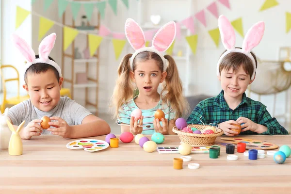 Petits Enfants Peignant Des Œufs Pâques Maison — Photo