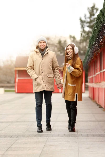 一对快乐的年轻夫妇在户外散步的画像 — 图库照片