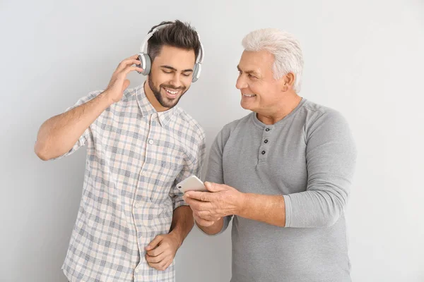 Jongeman Zijn Vader Luisteren Naar Muziek Lichte Achtergrond — Stockfoto