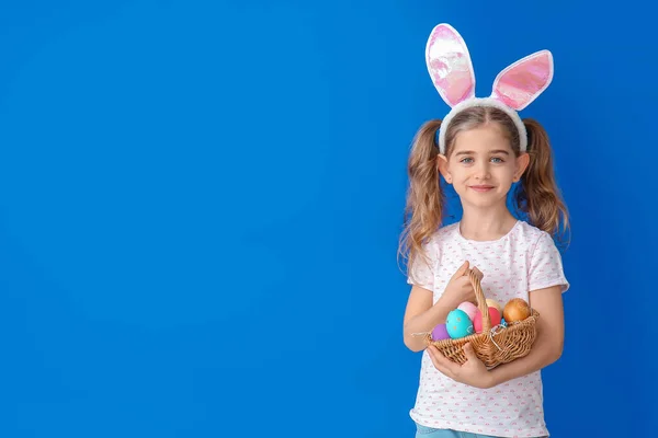 Renkli Arka Planda Paskalya Yumurtaları Tavşan Kulakları Ile Küçük Kız — Stok fotoğraf