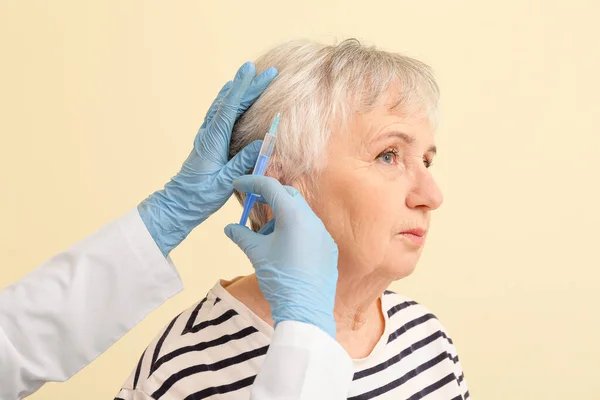 Senior Woman Hair Loss Problem Receiving Injection Color Background — Stock Photo, Image