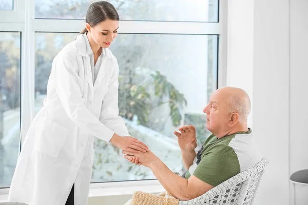 Medico Femminile Con Uomo Anziano Affetto Sindrome Parkinson Clinica — Foto Stock
