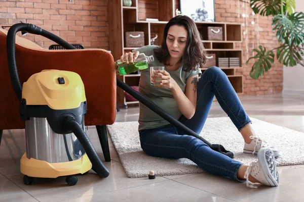 Donna Che Beve Assenzio Casa Concetto Alcolismo — Foto Stock