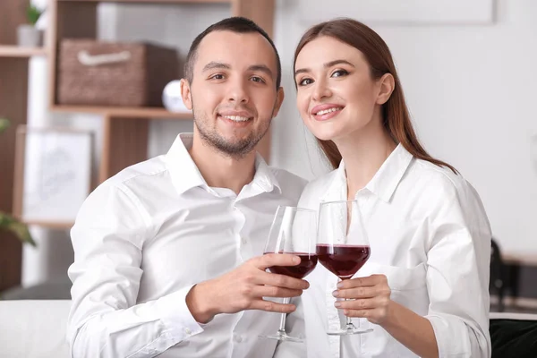 Feliz Jovem Casal Beber Vinho Data Romântica Casa — Fotografia de Stock