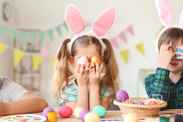 Kleine Kinderen Schilderen Paaseieren Thuis — Stockfoto