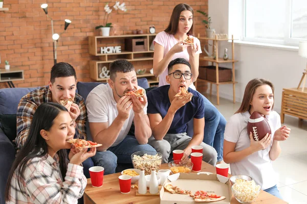 Groupe Fans Regardant Rugby Télévision — Photo