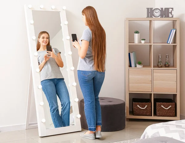 Hermosa Joven Mujer Tomando Selfie Delante Del Espejo Casa — Foto de Stock