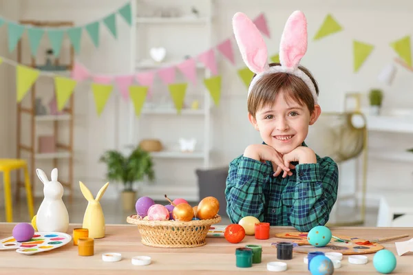 Evde Boyalı Paskalya Yumurtaları Olan Küçük Bir Çocuk — Stok fotoğraf