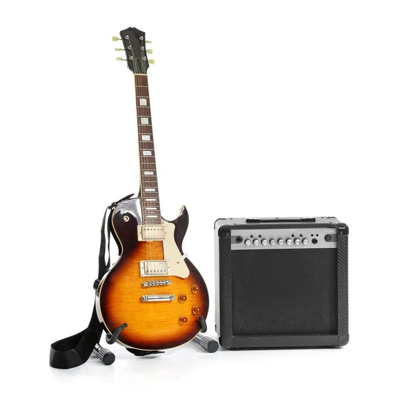 白色背景的现代吉他和扩音器 — 图库照片