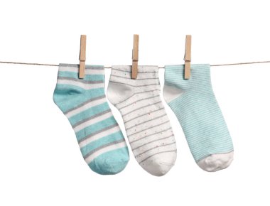 Beyaz arka planda ipte asılı pamuk çoraplar