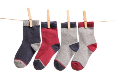 Beyaz arka planda ipte asılı pamuk çoraplar