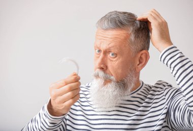 Evde saç dökülme sorunu olan son sınıf öğrencisi.