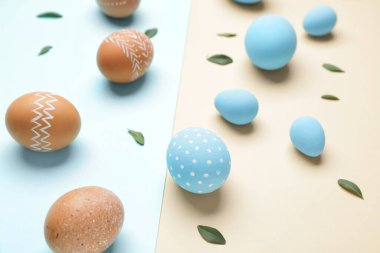 Renkli arka planda güzel Paskalya yumurtaları