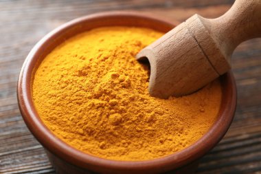 Masada aromatik zerdeçal olan kase, yakın plan.