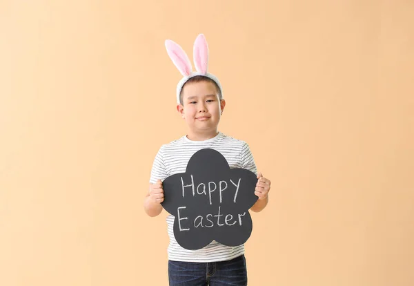 Menino Asiático Segurando Quadro Com Texto Happy Easter Fundo Cor — Fotografia de Stock